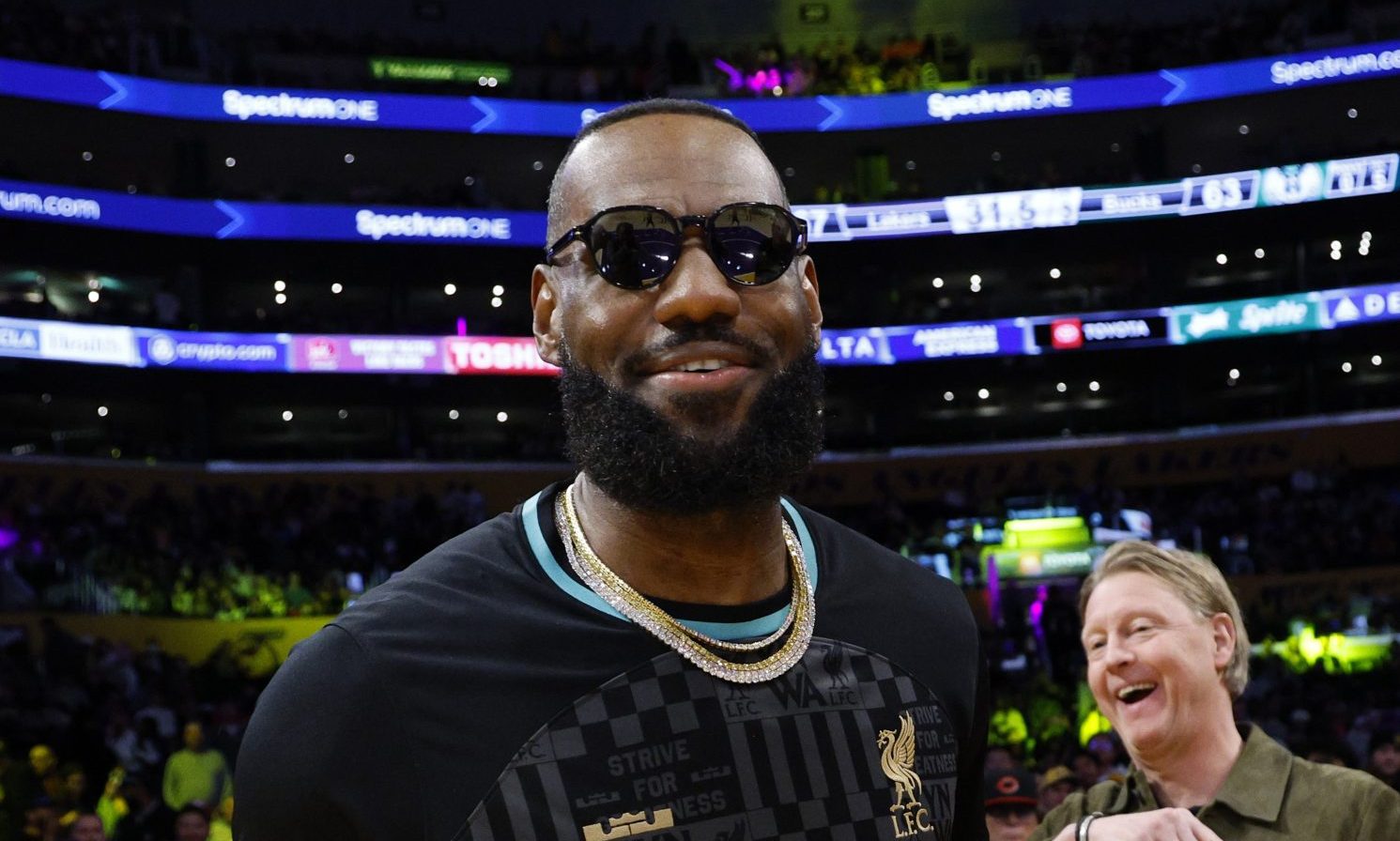 Social Analyzes Lebron James’ Courtside Chat With Lakers Owner